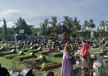 Mau Ziarah Kubur Saat Lebaran? Buya Yahya Ingatkan Jangan Bawa Barang Ini ke Makam