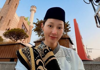 Salat Idulfitri di Korea, Lucinta Luna Unggah Foto Maskulin Pakai Sarung dan Peci