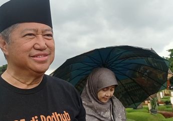 Ayah Vidi Aldiano Bagikan Bunga Mawar Biru ke Makam-makam Sekitar Putranya