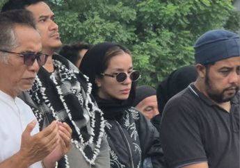 Meski Demam Tinggi, Sheila Marcia Rela Hadir di Pemakaman Demi Lepas Kepergian Ibunda Anji
