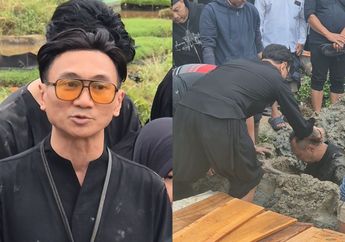 Penuh Haru, Begini Momen Tegar Anji Kuatkan Sang Kakak di Pemakaman Ibunda