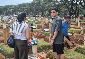 Nino RAN Ziarah ke Makam Vidi Aldiano Sehari Sebelum Ulang Tahun Sahabat