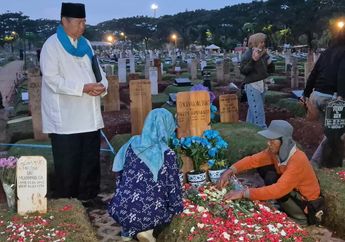 Ibunda Hias Makam Vidi Aldiano Jelang Hari Ulang Tahun, Vas Keramik Biru Percantik Pusara