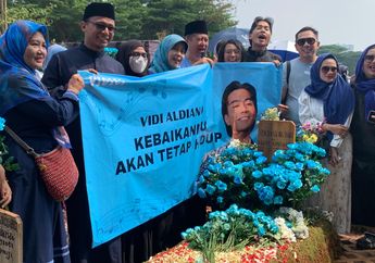 Rayakan Ultah Vidi Aldiano, Keluarga dan Fans Ziarah ke Makam Sambil Bawa Bunga Warna Biru
