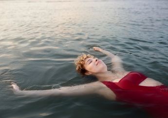 4 Arti Mimpi Tidur di Atas Air, Pertanda Datangnya Peluang Baik hingga Ketenangan