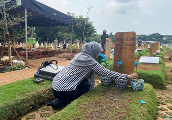Jelang 40 Hari Kepergian Vidi Aldiano, Orang Tua sang Penyanyi Ziarah Makam Membawa Bunga Mawar Biru