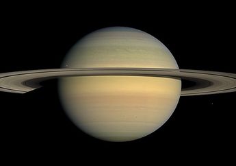 Malam Ini, Kita Lihat Indahnya Planet Saturnus yang Berdekatan dengan Bulan, Yuk!
