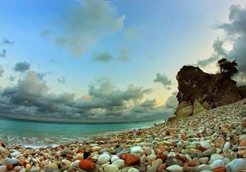 Menikmati Warna-Warni di Pantai Kolbano