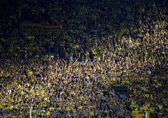 Aksi Elegan Suporter Borussia Dortmund, Ze Valente Sindir Kebiasaan Buruk Fans Indonesia yang Picu Tragedi