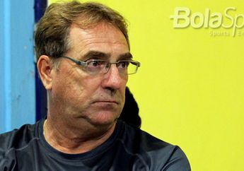 Pelatih Persib Sebut Sepak Bola Indonesia Paling Ekstrem di Dunia