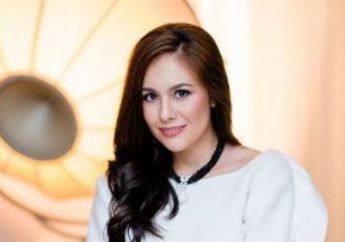 Viral, Wulan Guritno Pamer Kenakan Jersey Persib Kiriman dari Febri Hariyadi