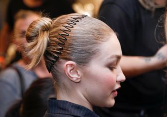 5 Inspirasi Gaya Aksesori Bando Stretch Comb atau Bando Zigzag Ala 90an yang Tetap Kekinian!