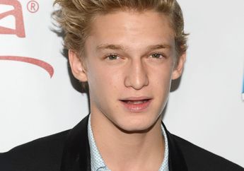 Cody Simpson: Pretty Brown Eyes Music Video