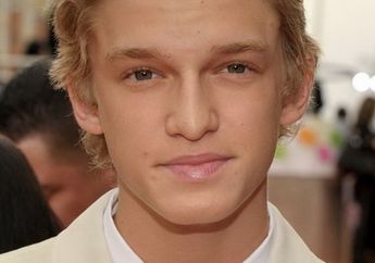 Cody Simpson: Surfing Selama Liburan