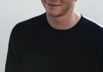 logan lerman: jalan-jalan di jerman