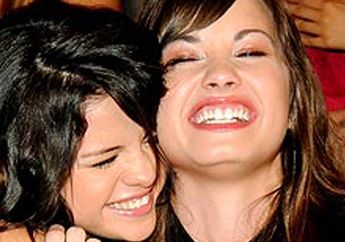 Selena Gomez: Hug For All!