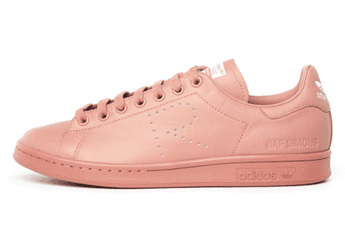 10 Inspirasi Cara Memakai Sneakers dari Kendall Jenner (Bagian 1)