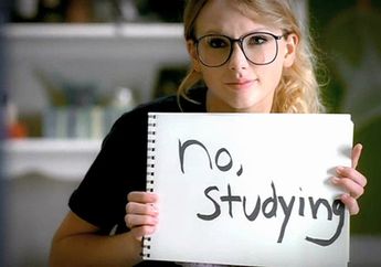 5 Cara Buat Cewek Nerdy atau Kutu Buku Agar Sukses PDKT Dengan Cowok