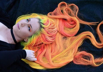 Luar Biasa, Cewek ini Mengecat Rambutnya Yang Sepanjang Rapunzel Dengan Warna Pelangi.