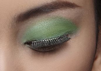 Trik Agar Warna Eyeshadow Lebih 'Keluar'