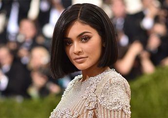 Jadi Trending, Kylie Jenner Rilis Make-Up Nuansa Emas Spesial Hari Ulang Tahun