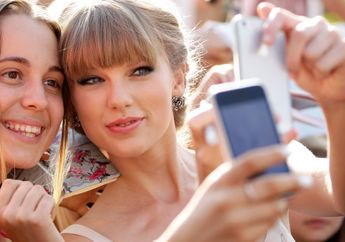 Cewek Sering Selfie Itu Tanda Bahagia, Ini Hasil Penelitiannya