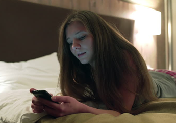 Main Smartphone Sebelum Tidur Bisa Bikin Gemuk?