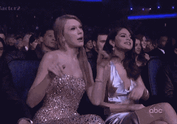 9 Tanda Kamu Adalah Selena Gomez Dalam Geng Pertemanan