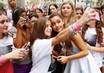 7 Seleb Hollywood Ini Enggak Suka Foto Bareng Sama Fans