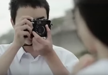 Siapkan Tisu! 5 Iklan Perusahaan Elektronik Ini Dijamin Bikin Kita Terharu Sampai Nangis