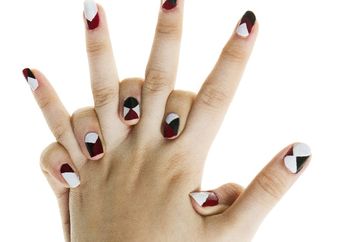 Hias Kuku dengan Motif Geometrik Buat Memaksimalkan Gaya Edgy