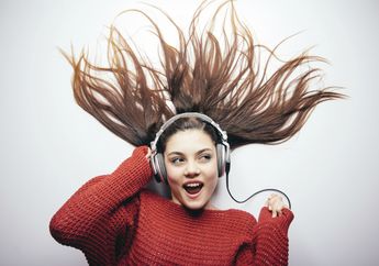 Dengerin 10 Lagu Tahun 2017 Ini Biar Kita Enggak Mager dan Baper Karena Galau Terus di Musim Hujan