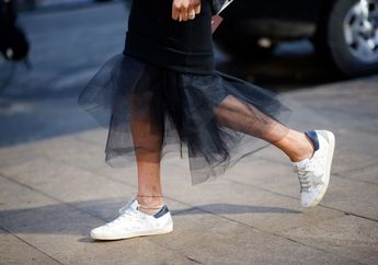 Inspirasi Mix And Match Outfit Keren Dengan Sneakers