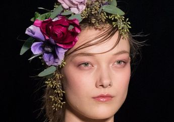 4 Langkah Mudah Bikin Floral Hair Piece yang Nge-Hits Buat ke Prom dan Perpisahan Sekolah