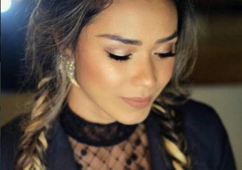 Wajib Tahu! Ini Make Up yang Selalu Dibawa Adinia Wirasti dalam Tasnya