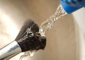 How to Clean Your Makeup Brushes