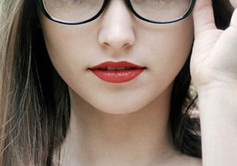 Cantik Berkacamata