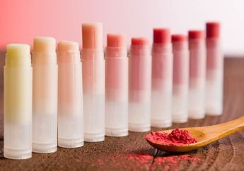 Selain Bikin Bibir Lembap, Ternyata Ini 7 Kegunaan Lip Balm Lainnya!