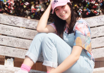 5 Inspirasi Padu Padan Kaos Supaya Tetap Stylish Ala Chelsea Islan