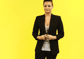 Ekspresi Reaksi GIF Lucu Demi Lovato Yang Bikin Kita Tertawa