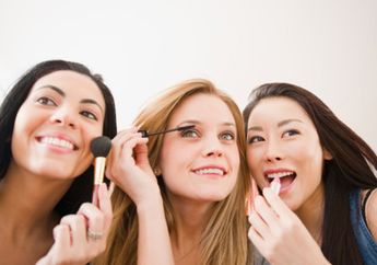 Wajib Tahu! Makeup yang Boleh dan Enggak Boleh Dipinjamkan ke Orang Lain