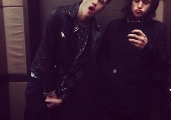 Selfie Paling Keren Seleb Idola Di Dalam Lift