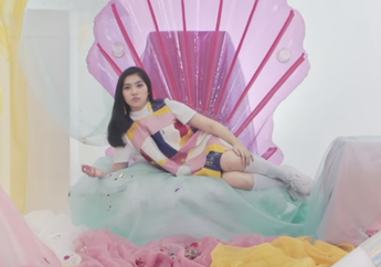 4 Inspirasi Fashion Unik dan Cute Isyana Sarasvati di Video Klip 'Terpesona'