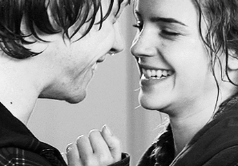6 Hal Romantis Yang Diinginkan Cowok