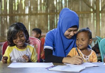 4 Kisah Mengharukan & Inspiratif Guru di Indonesia Ini Bikin Harapan Kita Akan Kemajuan Pendidikan Bangkit