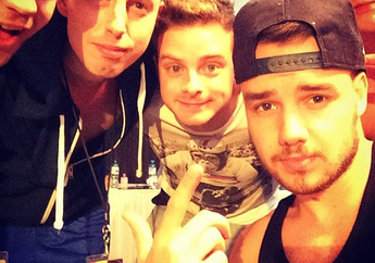 Directioners Yang Berhasil Bertemu Band Pengiring One Direction