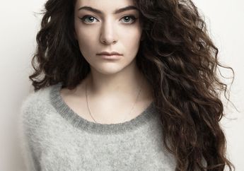 Lorde: Cewek Gothic yang Jago Bikin Lagu