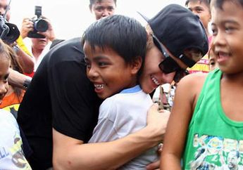 Kegiatan Justin Bieber Bareng Korban Topan Haiyan di Filipina