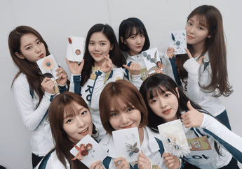 Oh My Girls Memberikan Hand-Crafted Cards Buat Fans Mereka di Acara 2018 Idol Star Athletics Champions, Lucu Banget!
