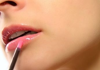 5 Kesalahan Memakai Lip Gloss yang Selama Ini Selalu Kita Lakukan